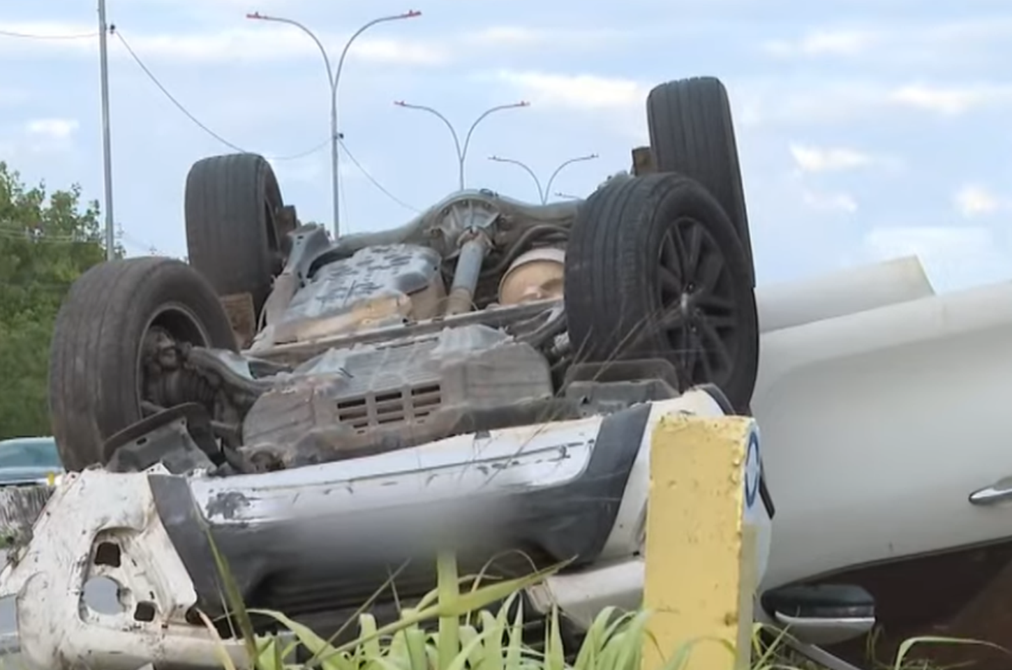 Carro bate em mureta, capota na AL-101 Sul e ocupante tem celular furtado durante socorro