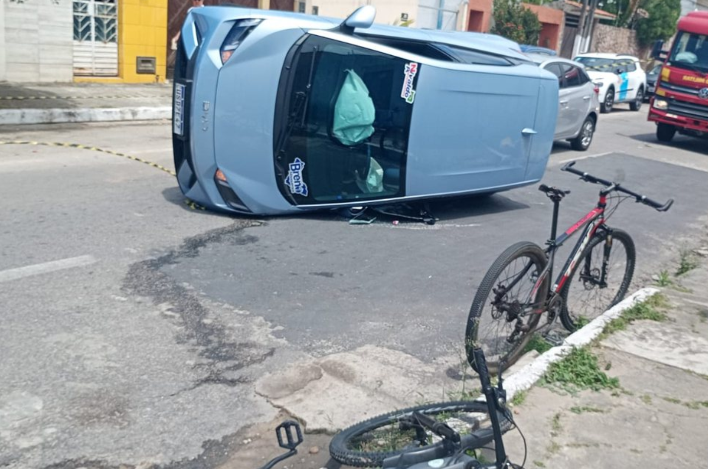 Carro capota após colisão e moradora denuncia trânsito conturbado em Cruz das Almas
