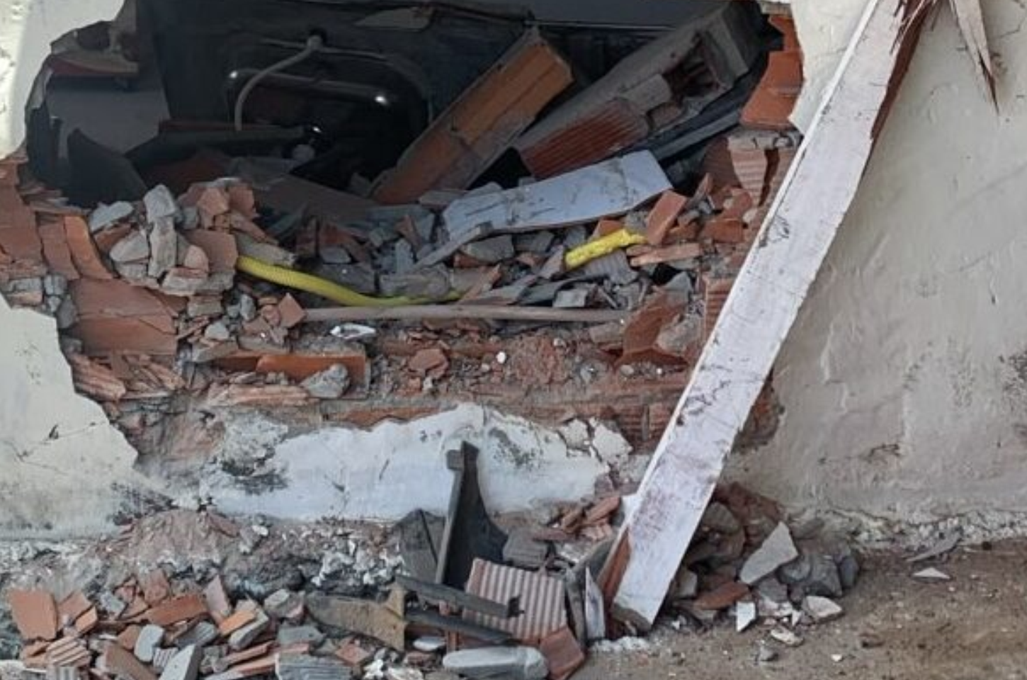 Carro sai da pista e atinge residência em Itabaiana