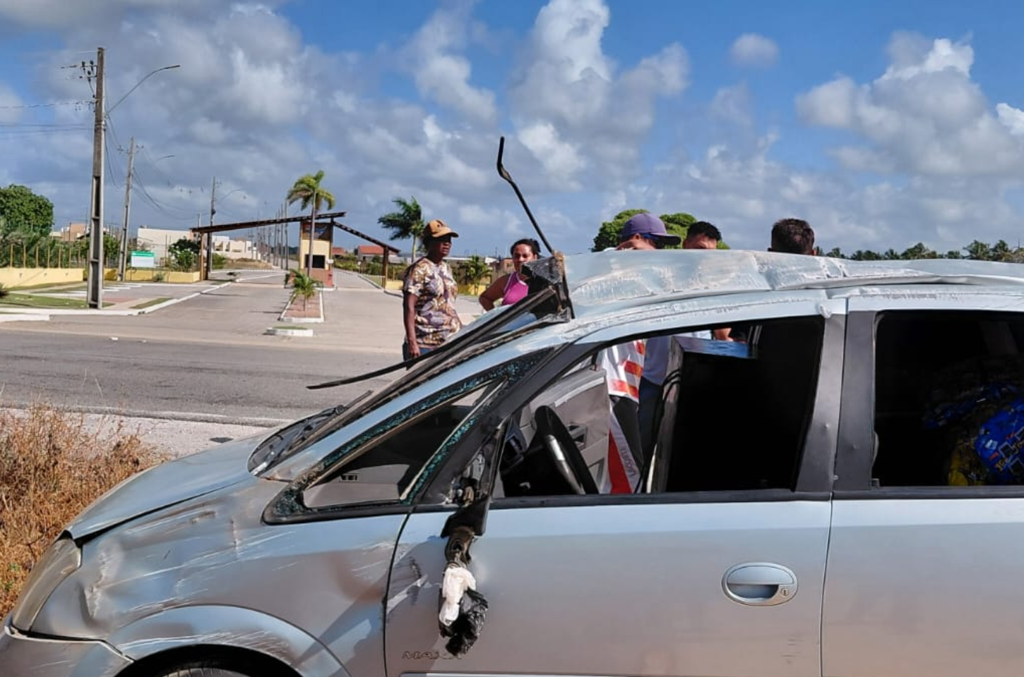 Carro se envolve em acidente em frente ao Condomínio do Trevo