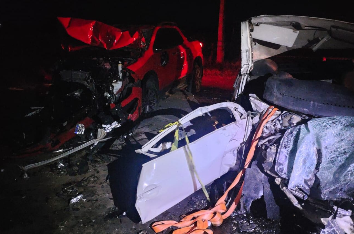 Colisão frontal entre dois veículos deixa uma pessoa morta e três feridas na SE-230