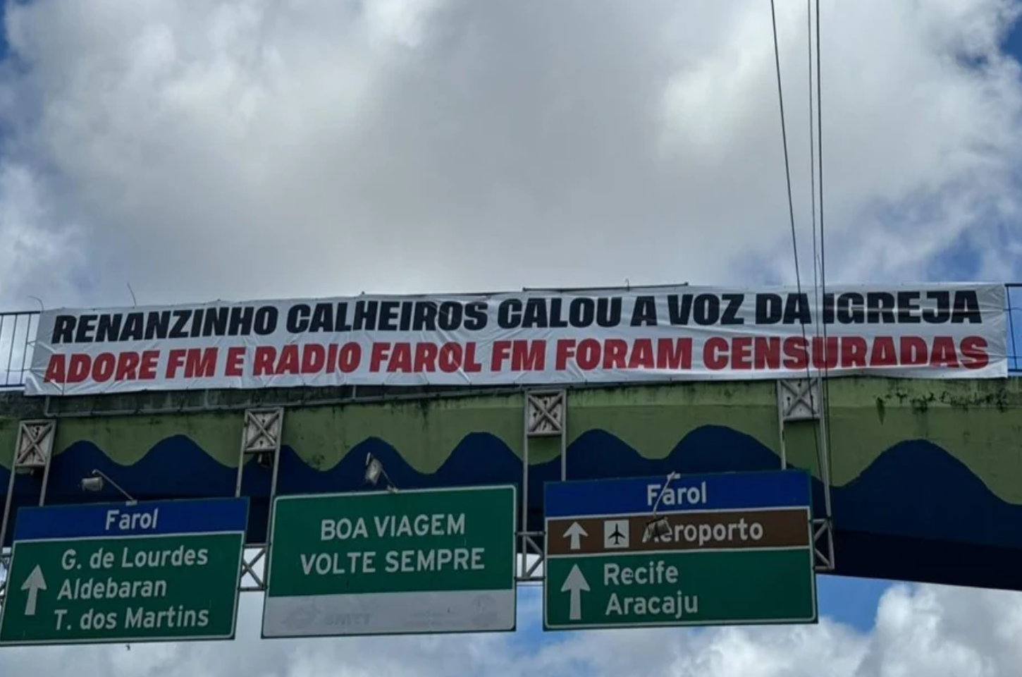 Faixas contra suspensão de rádios são exibidas em Maceió e União dos Palmares