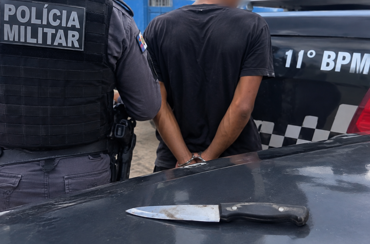 Homem com arma branca é abordado pela polícia e ameaça policiais em Penedo