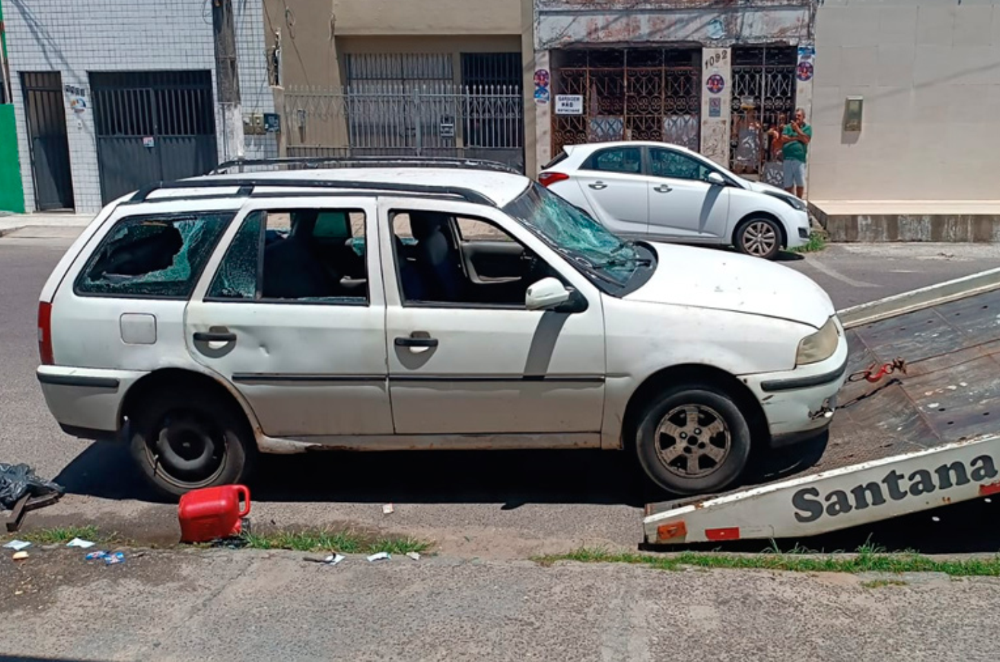 Homem destrói o próprio carro com pedaço de madeira durante abordagem da SMTT em Aracaju