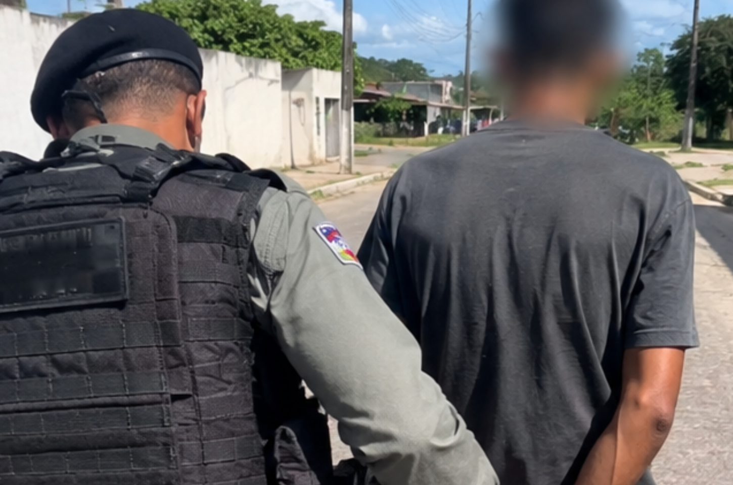 Homem é abordado pela PM após dispensar material com características de entorpecente durante ronda em Penedo