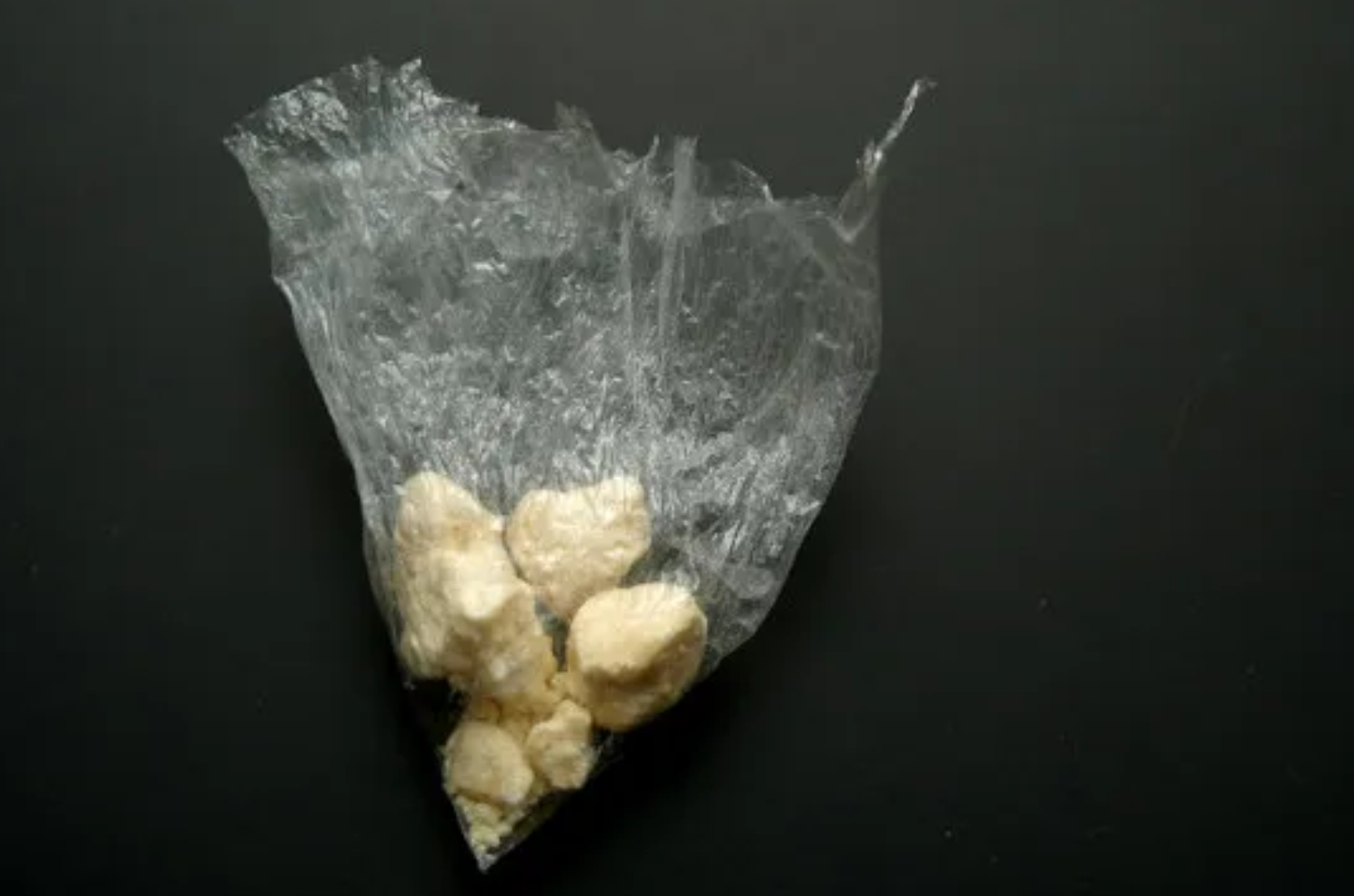 Homem joga pedras de crack fora ao avistar a Polícia em Piaçabuçu