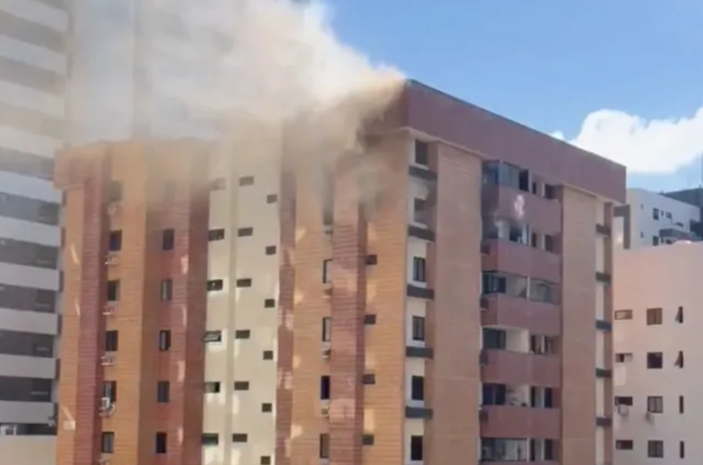 Incêndio atinge apartamento na Ponta Verde e assusta moradores; é o 2º caso em quatro dias