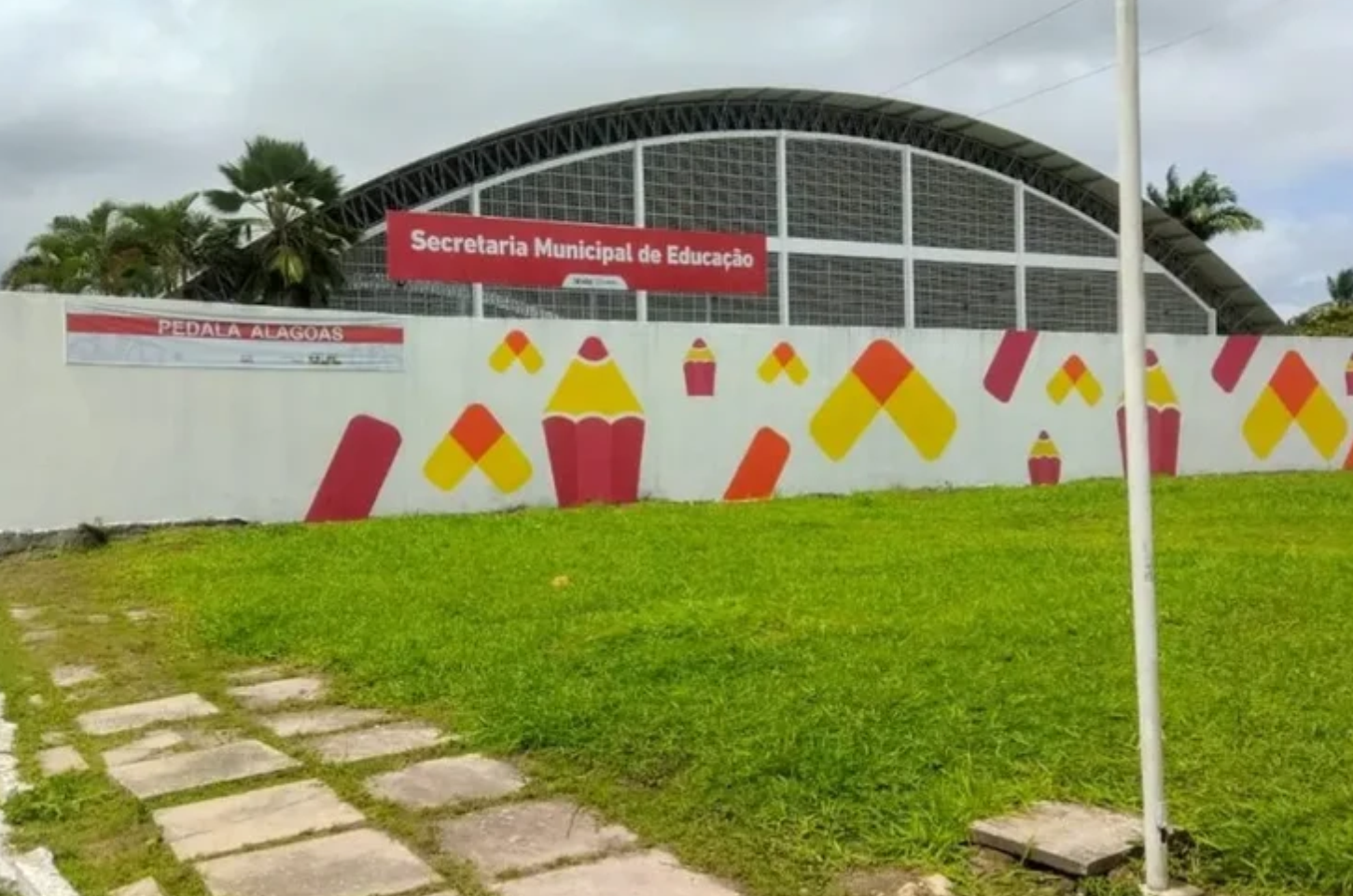 Mãe denuncia condições precárias e falta de higiene na Escola Santa Luzia, em Penedo