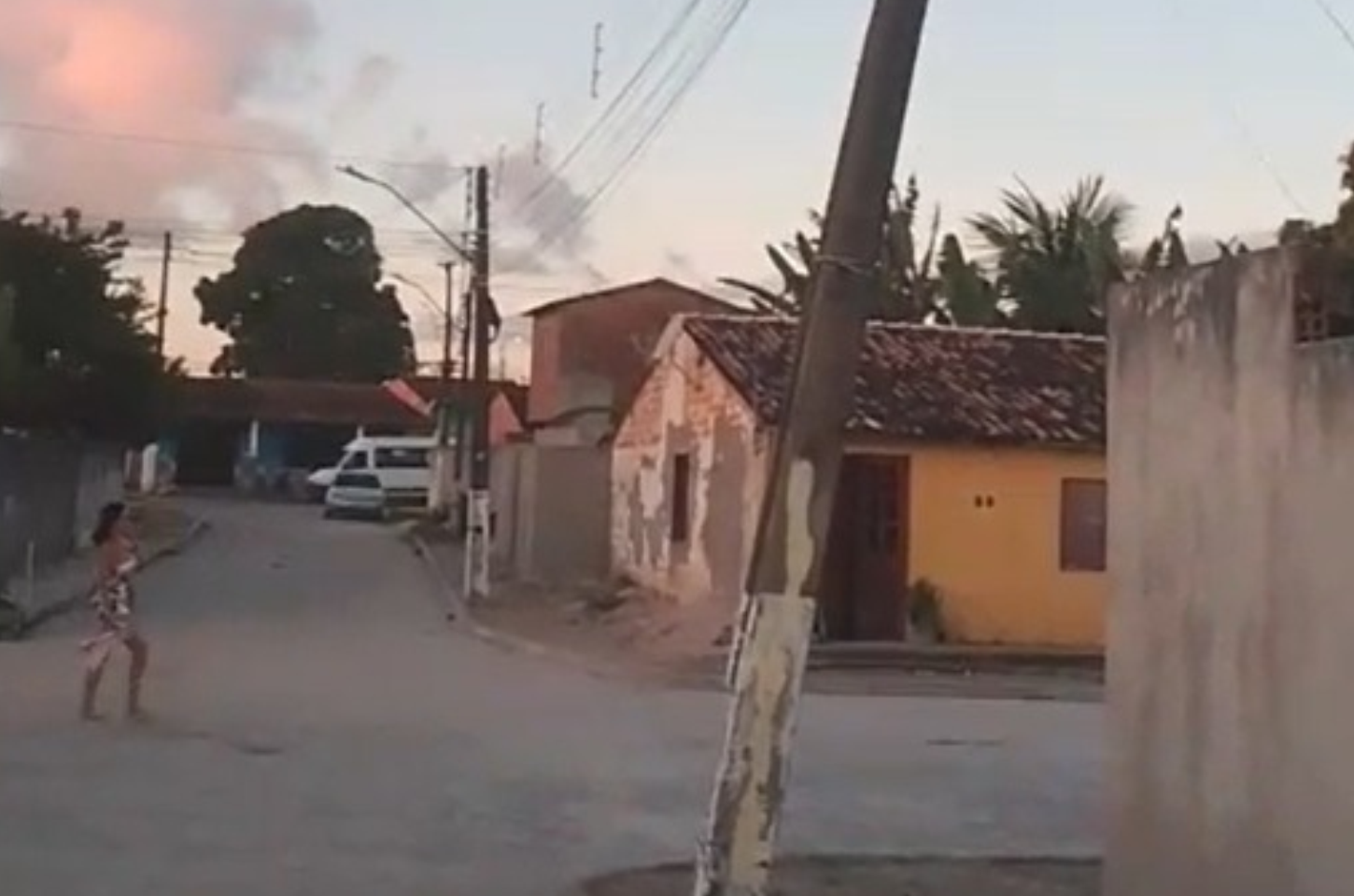 Moradora cobra prefeito para troca de poste de iluminação que ameaça cair no bairro Santa Izabel