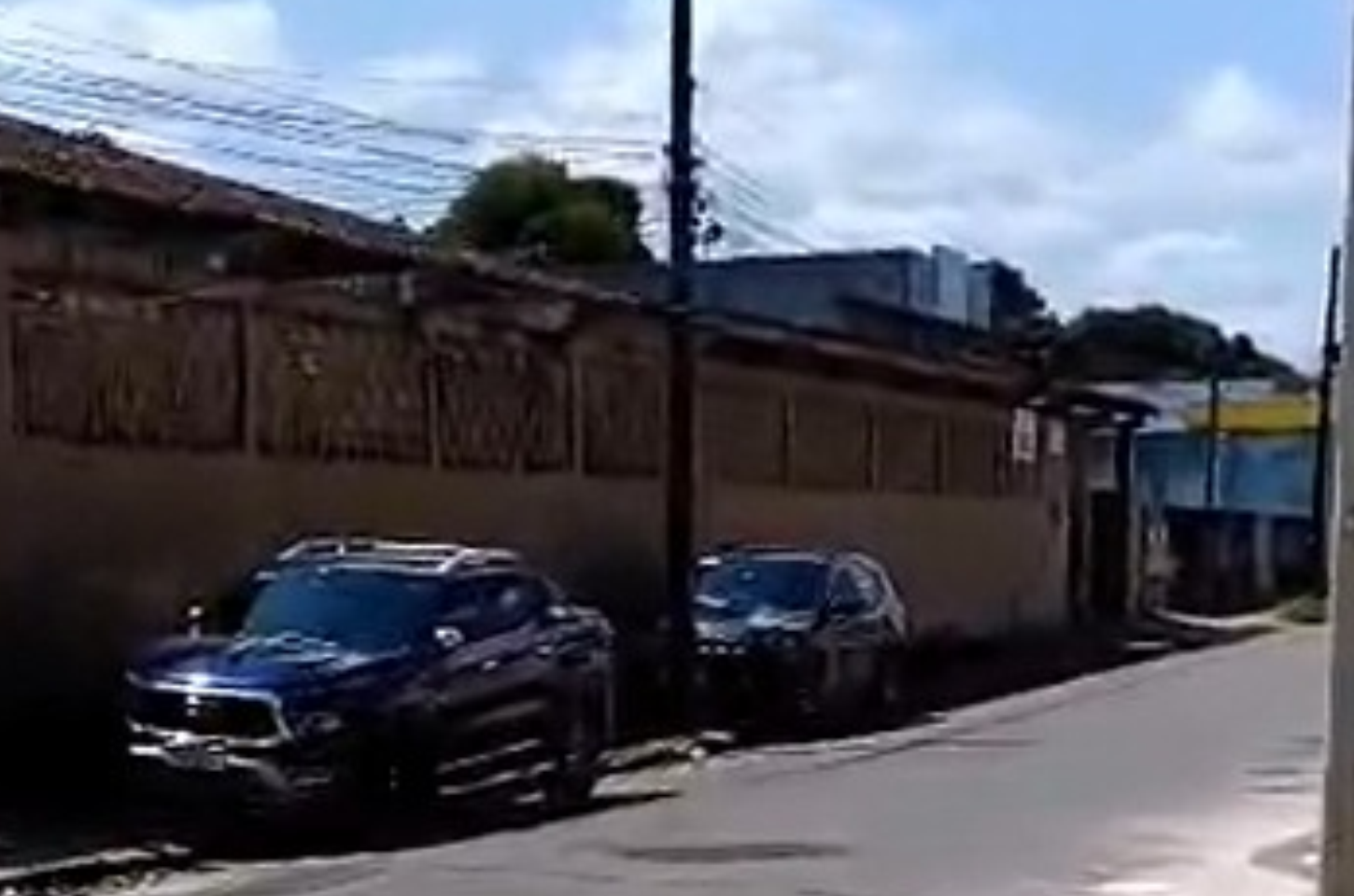 Moradora denuncia carros estacionados irregularmente em frente ao BNB Clube, em Penedo