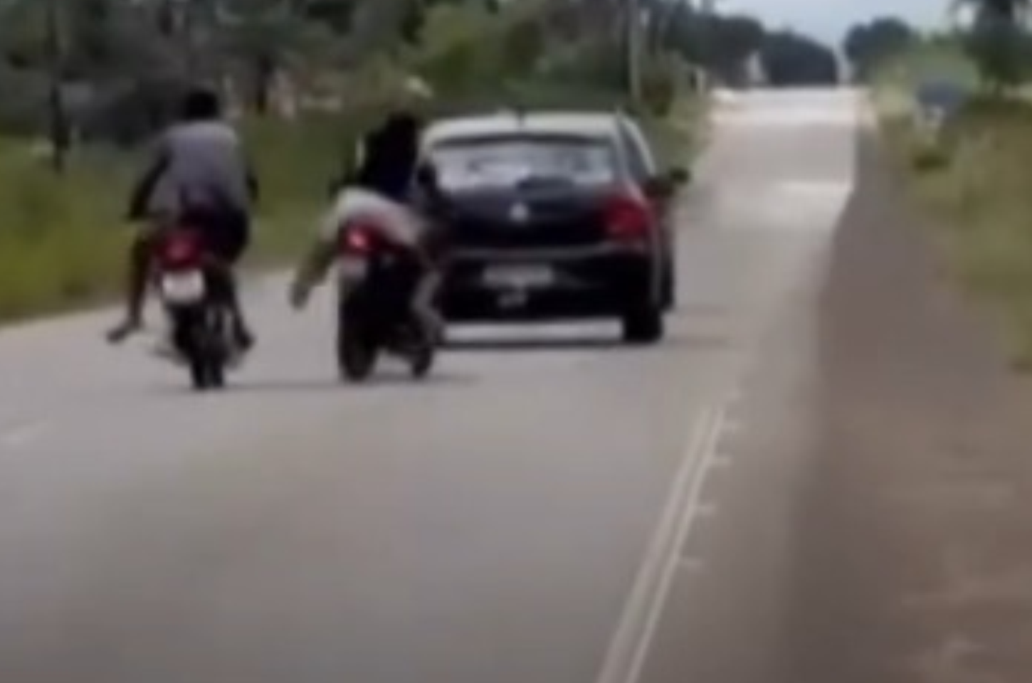 Motociclistas são flagrados em corrida e um deles bate violentamente contra carro