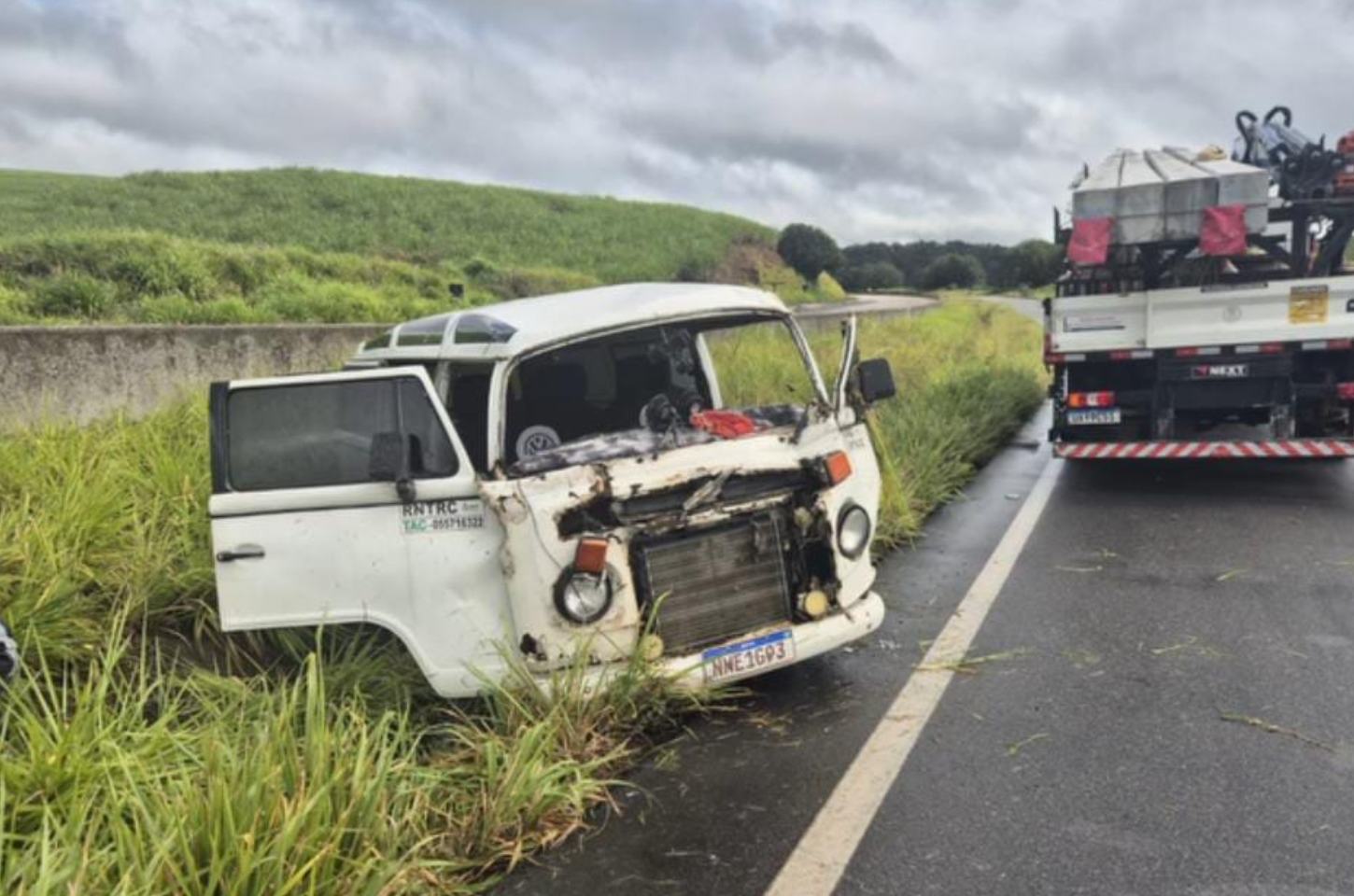 Motorista é resgatado por helicóptero após Kombi capotar na BR-101, em Messias