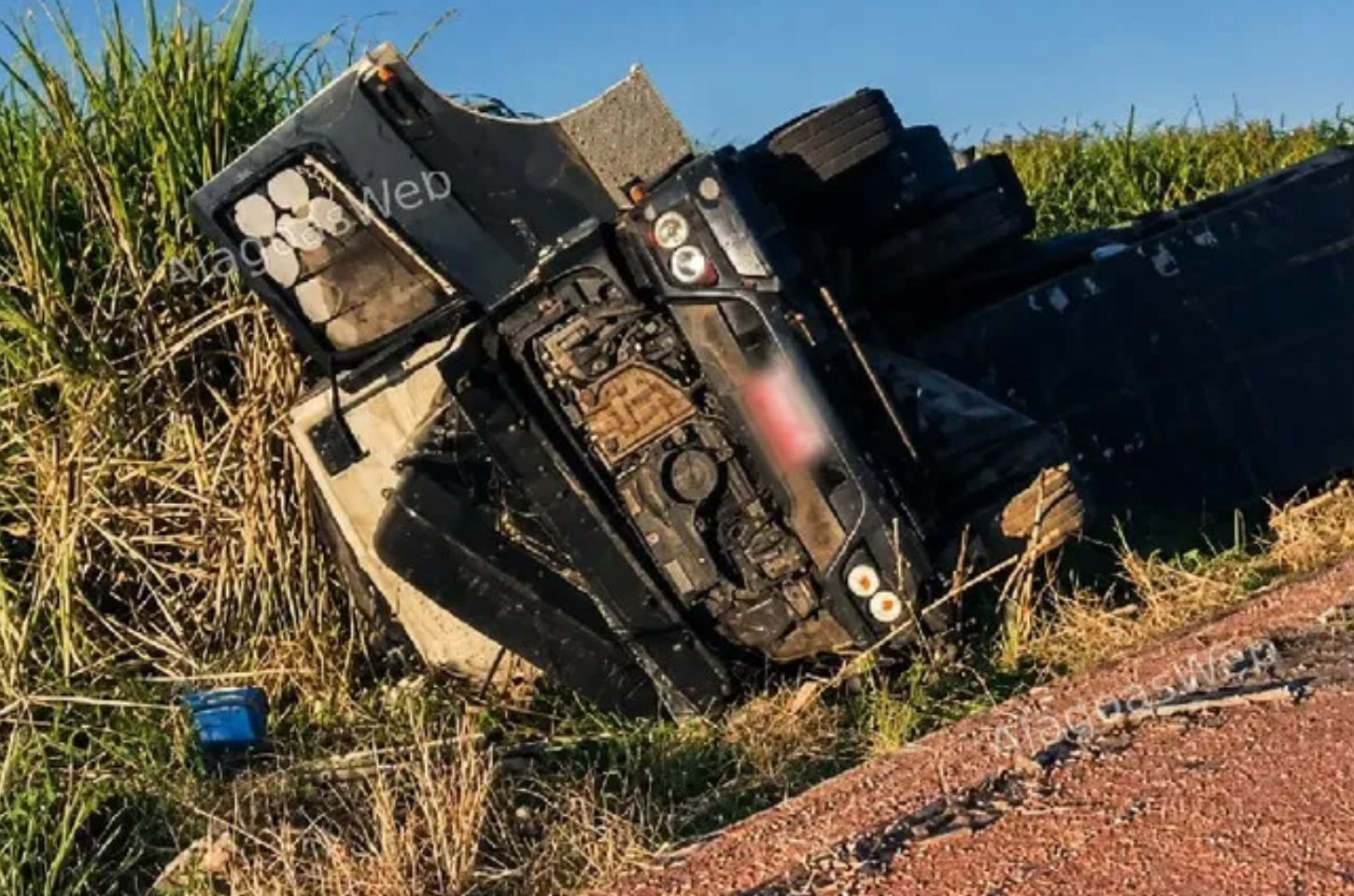 Motorista fica ferido após carreta tombar na BR-101, em Alagoas