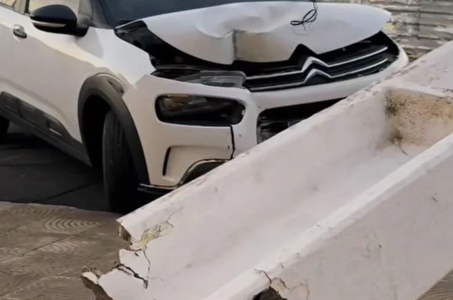 Motorista perde controle de carro e derruba poste no Centro de Arapiraca