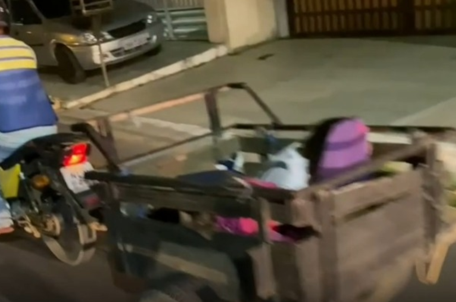 Mototaxista é acusado de transportar crianças em carrocinha acoplada a moto em Propriá
