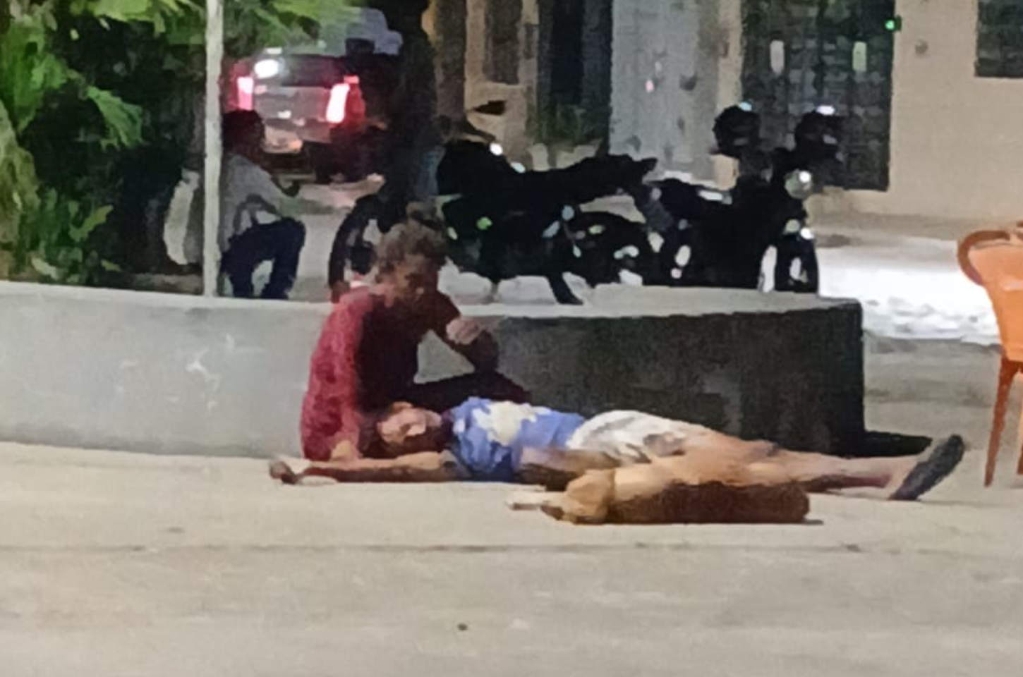MULHER COM PASSAGEM POR HOMICÍDIO ESFAQUEIA HOMEM EM PLENA PRAÇA SANTA LUZIA, EM PENEDO
