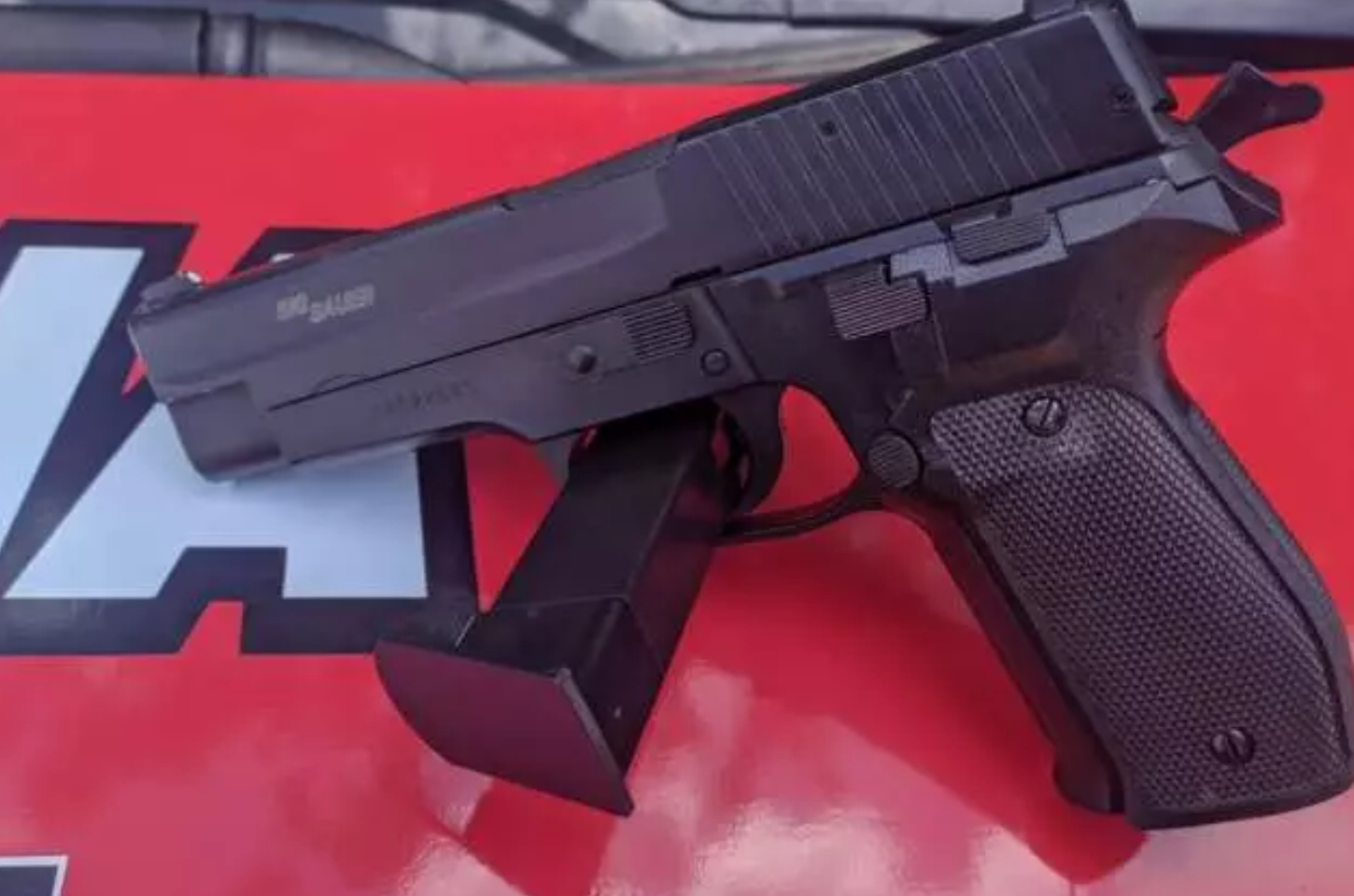 Mulher é presa após ameaçar ex-companheira por mensagens e enviar foto com arma
