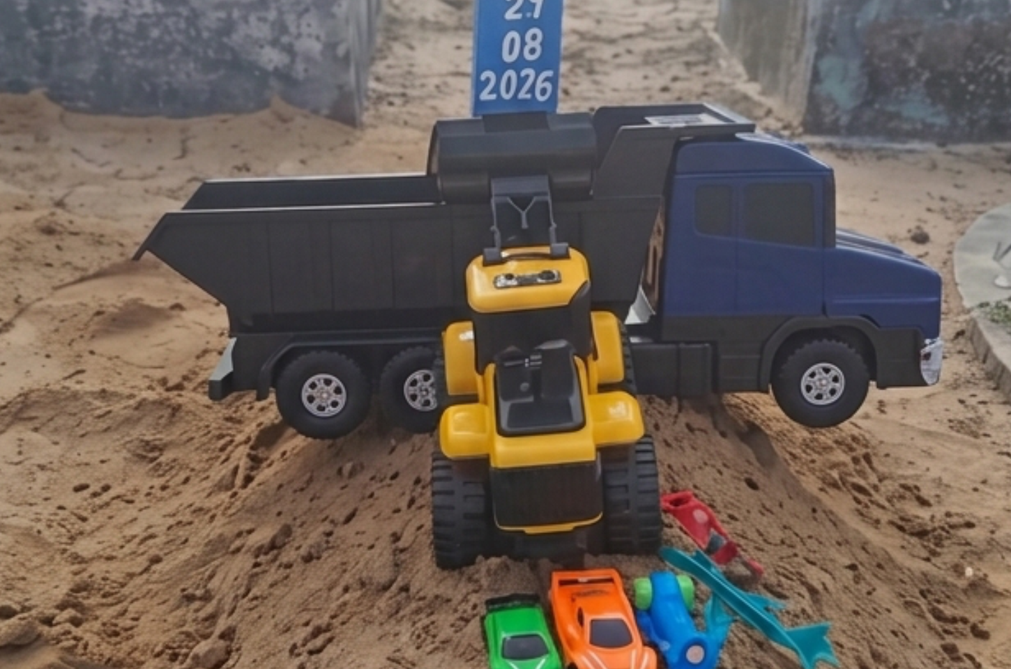 Pais colocam brinquedos na cova de João em uma última homenagem ao filho