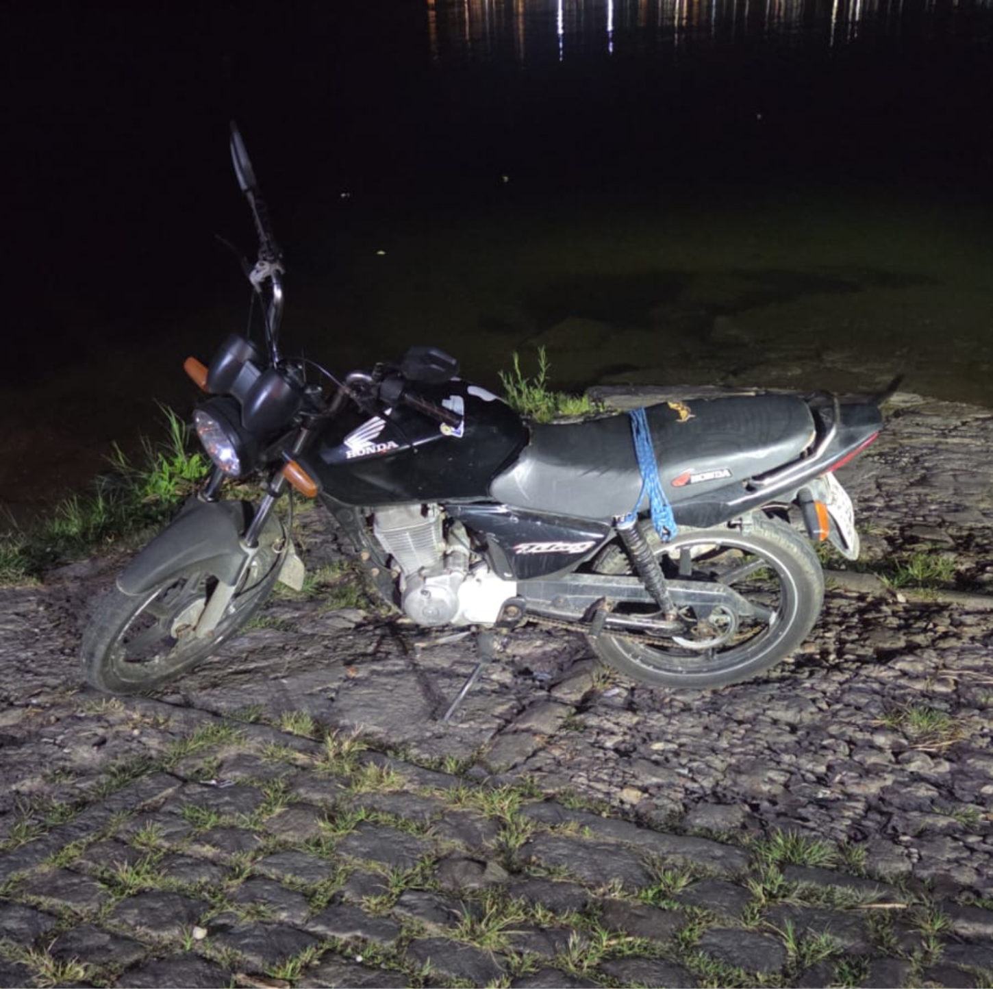 Dupla furta motocicleta em Santana do São Francisco e é presa enquanto aguardava balsa para Penedo