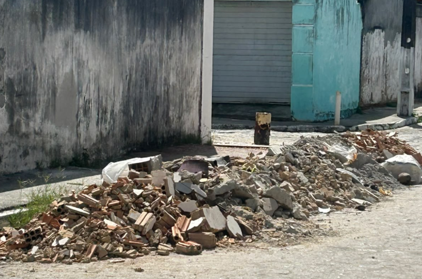 PREFEITURA DE PENEDO É COBRADA POR RESTOS DE OBRA QUE HÁ MAIS DE UM MÊS OCUPAM RUA NA COHAB