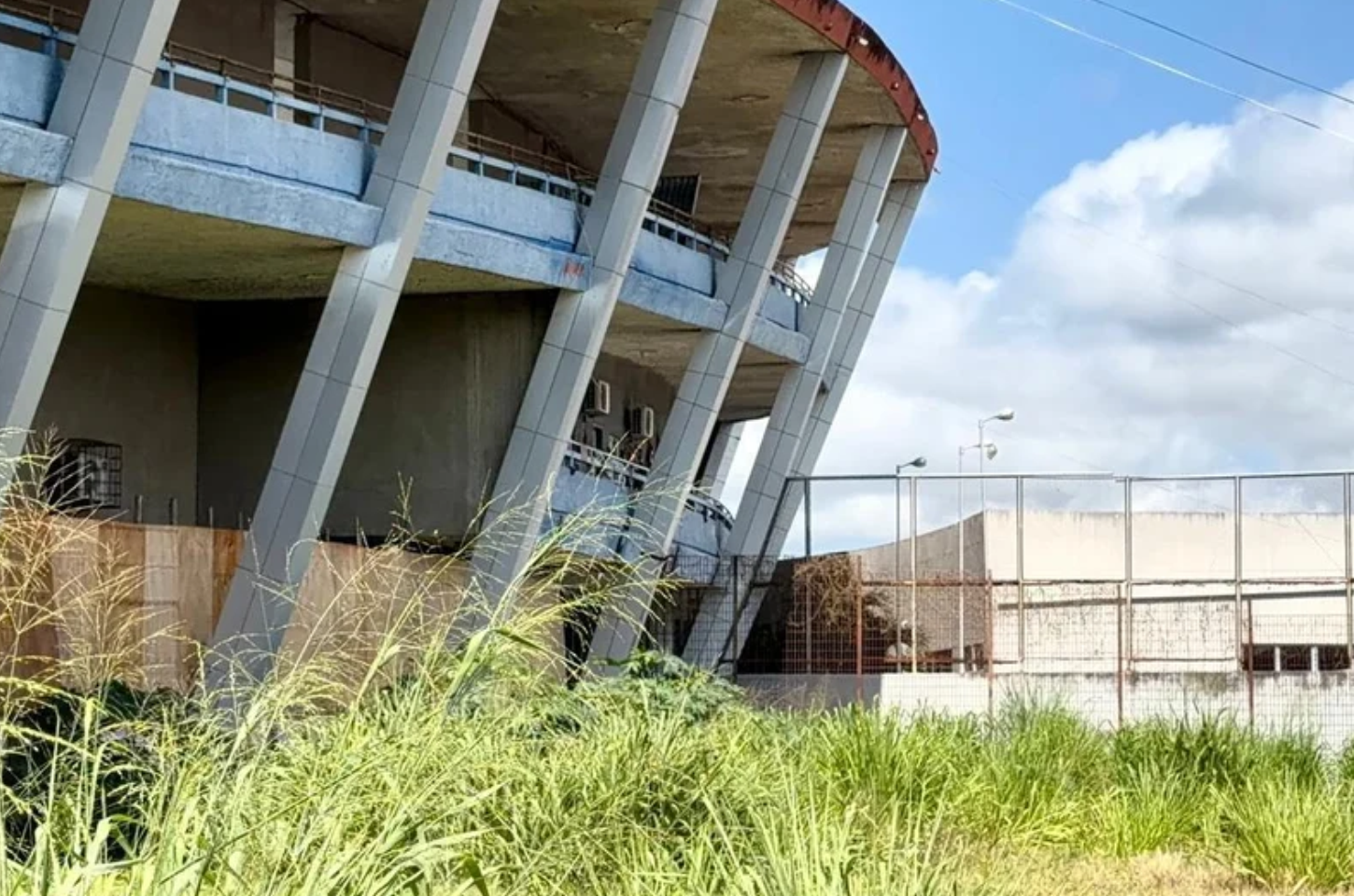Renan Filho prometeu reforma do Rei Pelé, mas estádio segue deteriorado e empresa recebeu R$ 6,8 milhões