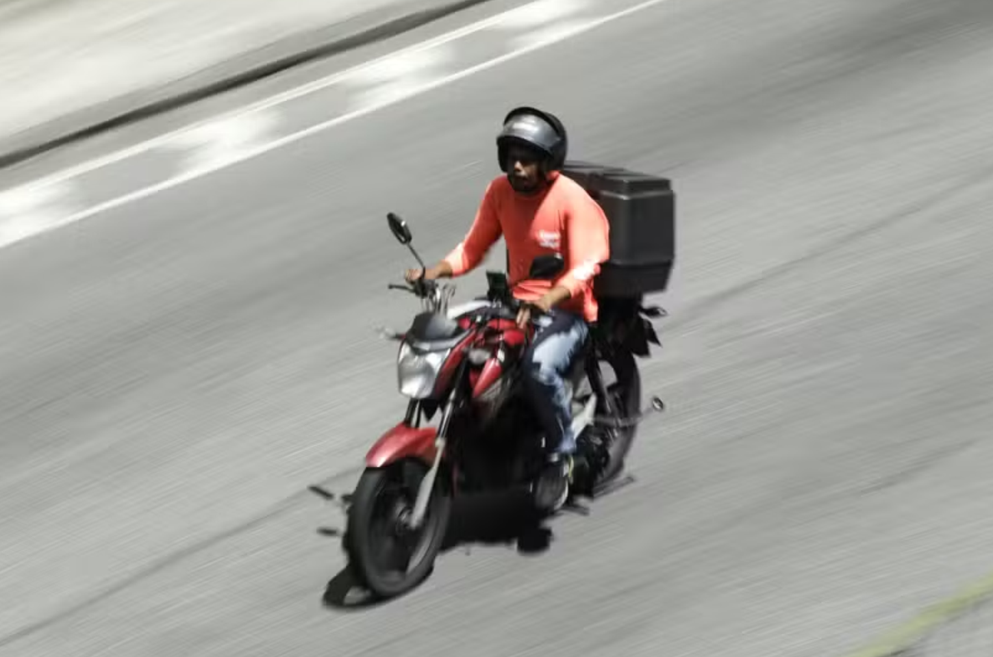 Só 1 em cada 5 motociclistas de aplicativo tem cobertura previdenciária no Brasil