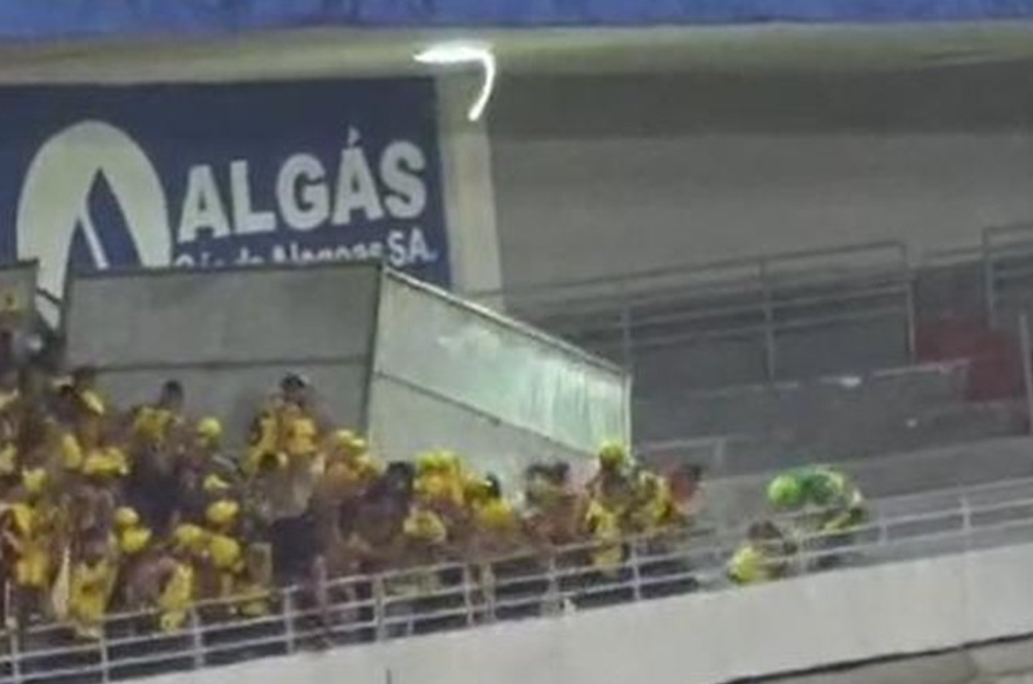 Tumulto após CRB x Sport termina com barreiras derrubadas, agressão a PMs e denúncias contra ação policial