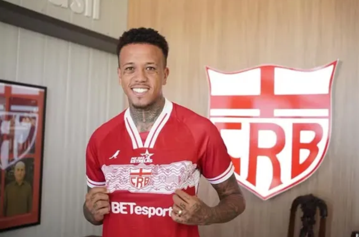 Zagueiro do CRB é vítima de injúria racial durante jogo contra o Operário-PR