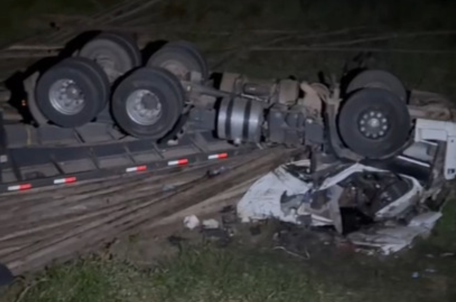 Caminhoneiro morre após carreta tombar com carga de 16 toneladas na AL-105