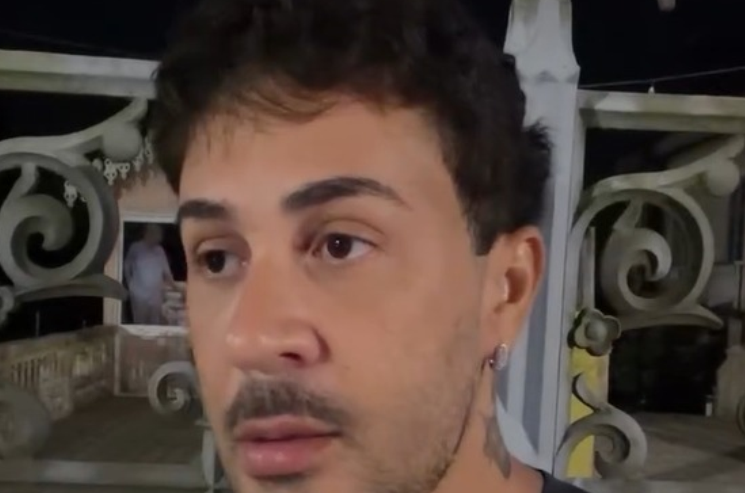 Carlinhos Maia relata que teve pneu do carro furado com faca durante passagem por avenida em Penedo