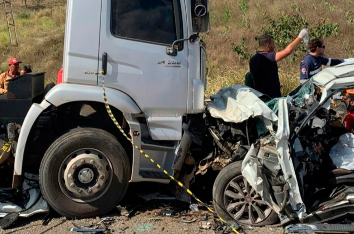 Duas pessoas morrem em colisão frontal entre caminhonete e caçamba na BR-235