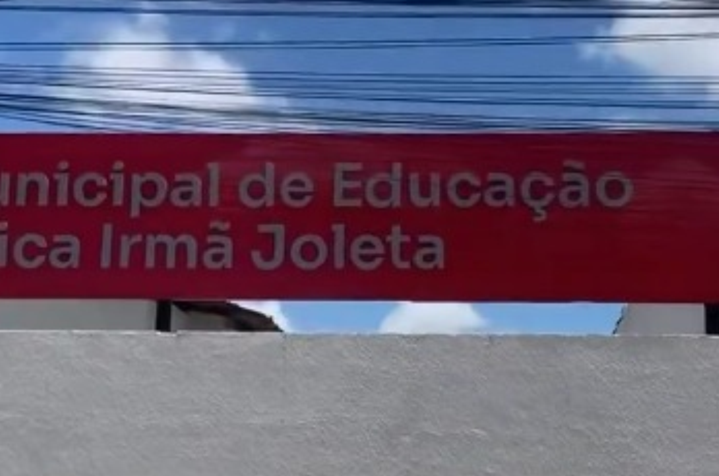 Erro na fachada de escola municipal em Penedo gera críticas e questionamentos sobre a manutenção do espaço