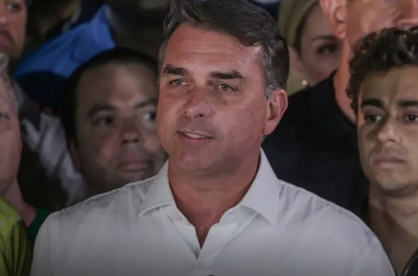 Flávio Bolsonaro deixa o Brasil e embarca para os Estados Unidos após ordem de Moraes