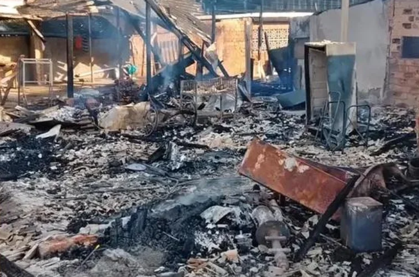 Incêndio destrói barracas e mercadorias no mercado público de São Miguel dos Campos