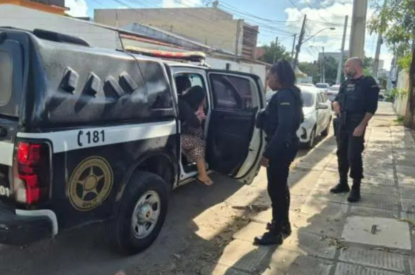 Mãe é presa suspeita de facilitar abusos sexuais contra as próprias filhas em Maceió