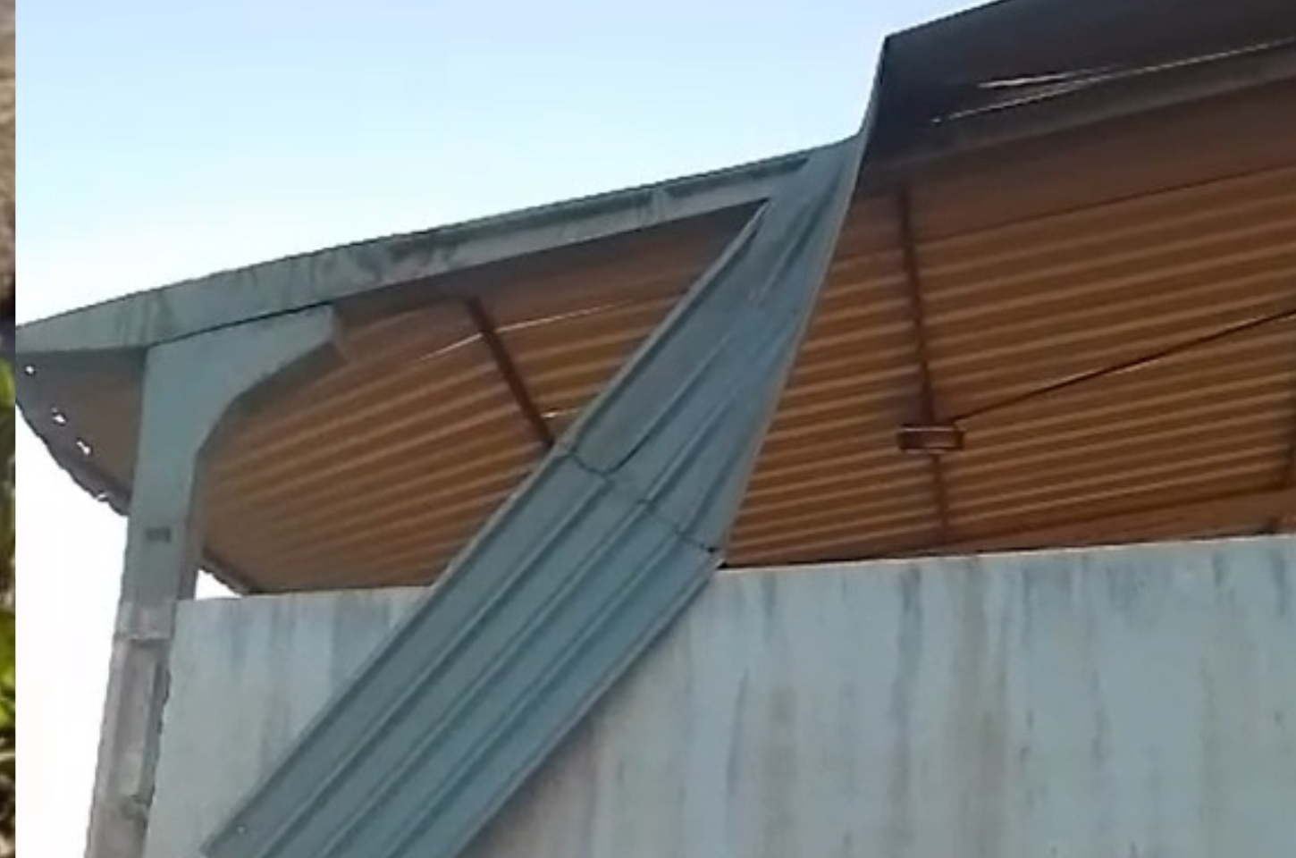 Moradores denunciam novamente situação perigosa no telhado da quadra de Itaporanga, em Penedo