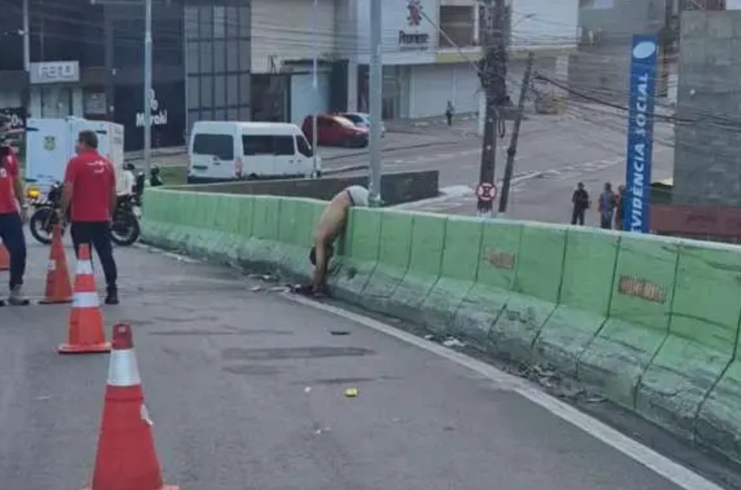 Motociclista morre após colidir contra mureta do Viaduto João Lyra, em Maceió
