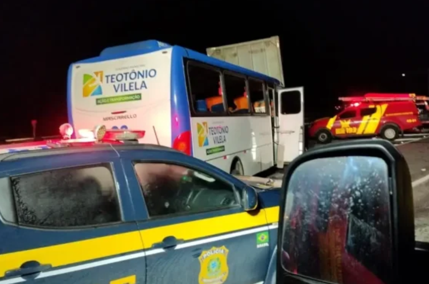 Motorista morre e 11 universitários ficam feridos após ônibus colidir com caminhão na BR-101