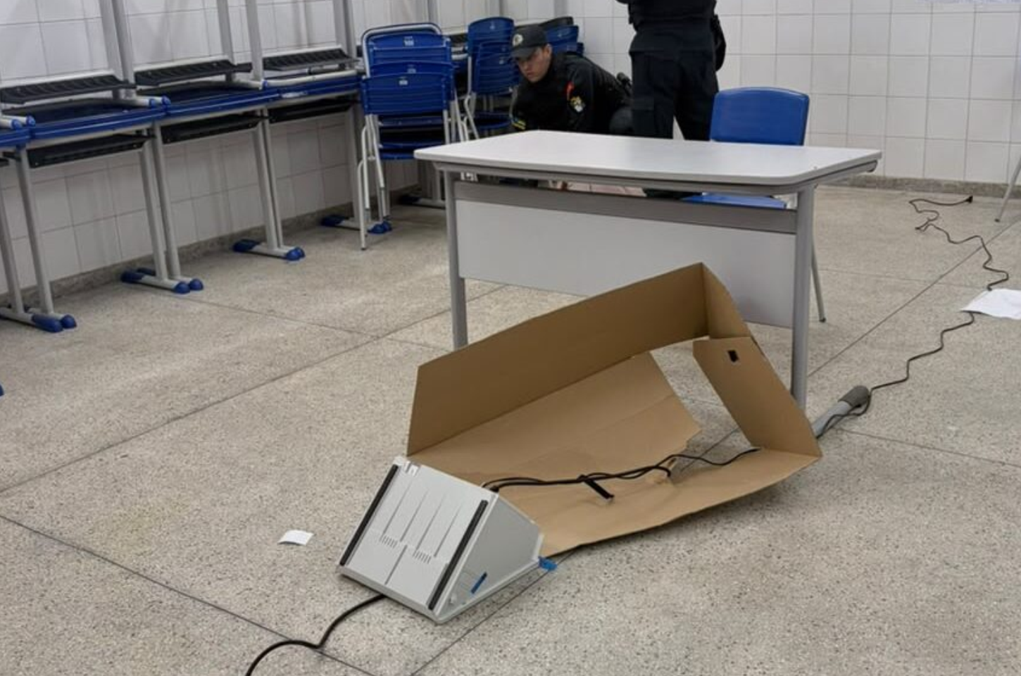 Mulher tenta danificar urna e agride policiais durante votação em Sergipe