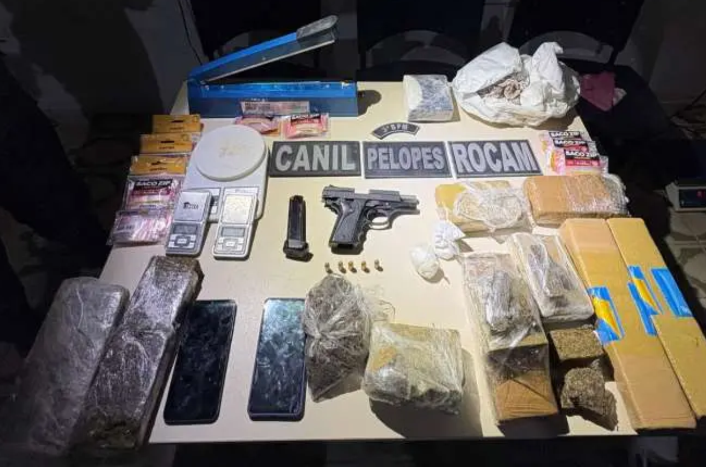 Polícia apreende mais de 7 kg de drogas escondidos entre paredes de barraco em Arapiraca
