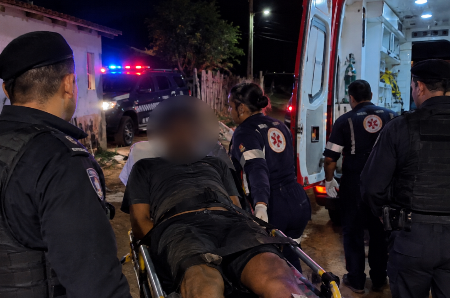 Polícia presta apoio a equipe de saúde durante atendimento a homem em possível surto psiquiátrico em Porto Real do Colégio