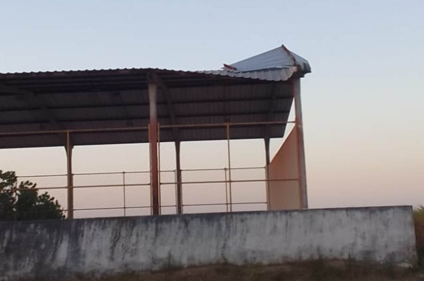 População denuncia risco de desabamento do telhado da quadra de Itaporanga e cobra providências da Prefeitura de Penedo