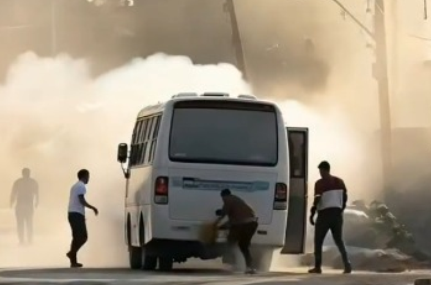 Princípio de incêndio em micro-ônibus assusta passageiros em Pindorama