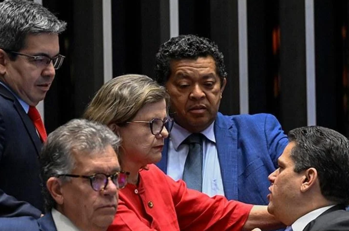 Senado aprova fim da escala 6x1 em dois turnos; veja o que muda para os trabalhadores