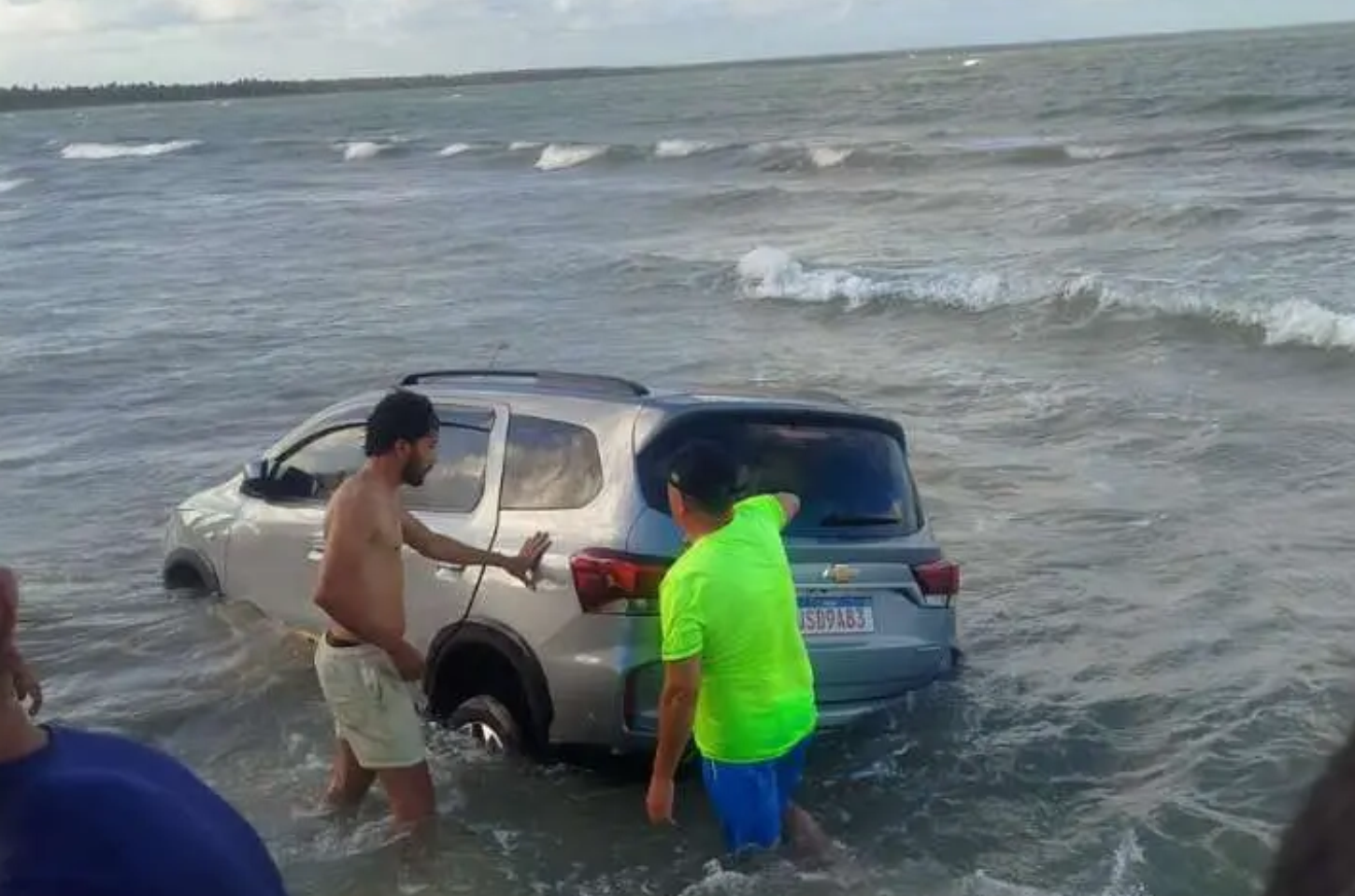 Táxi é engolido pela maré no Pontal do Peba, em Alagoas
