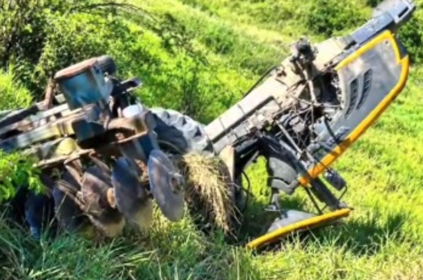 Trator tomba em grota e agricultor fica ferido durante trabalho em Penedo