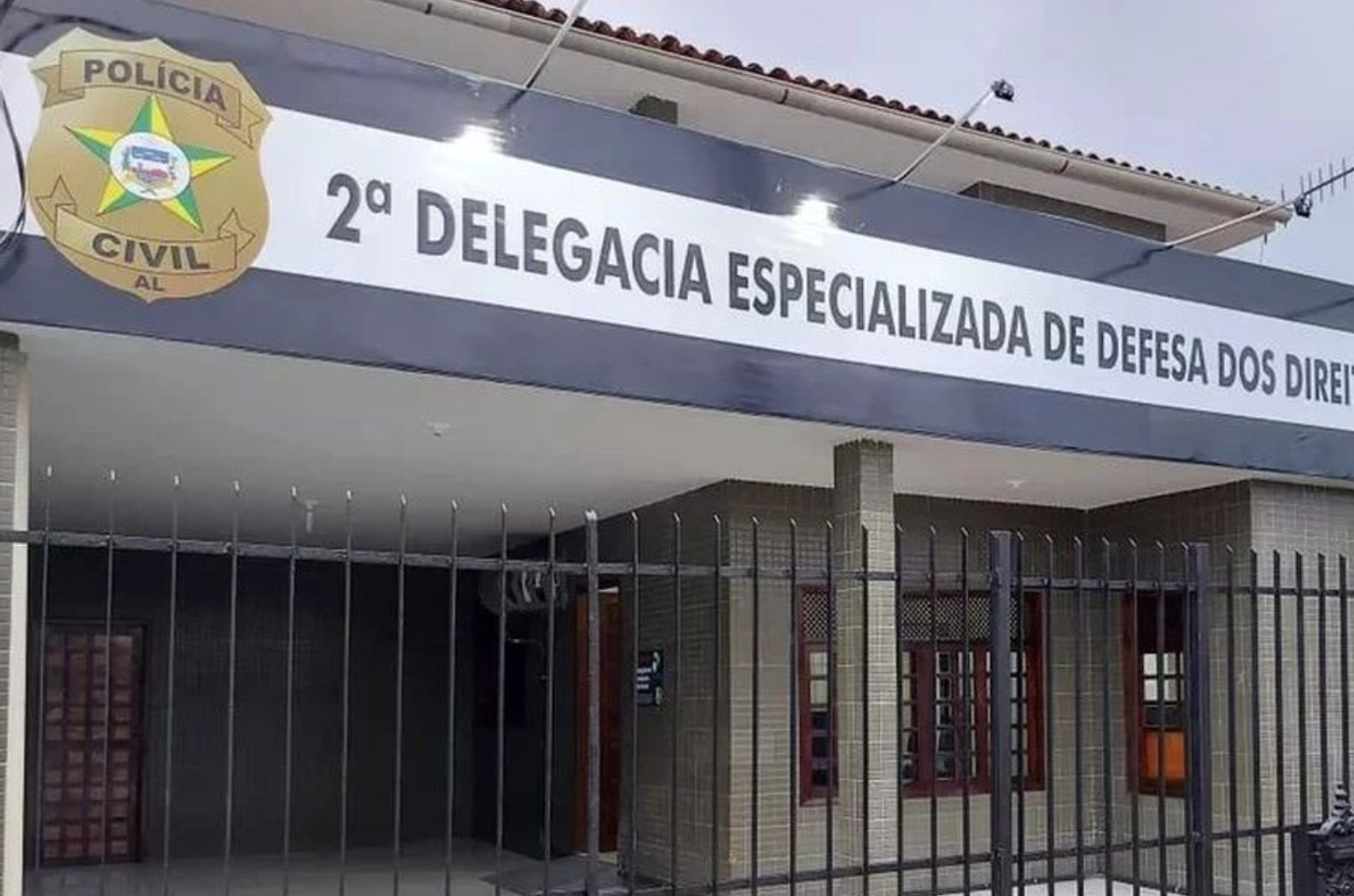 Turista é preso após agredir companheira e tentar jogá-la pela janela de hotel em Maceió