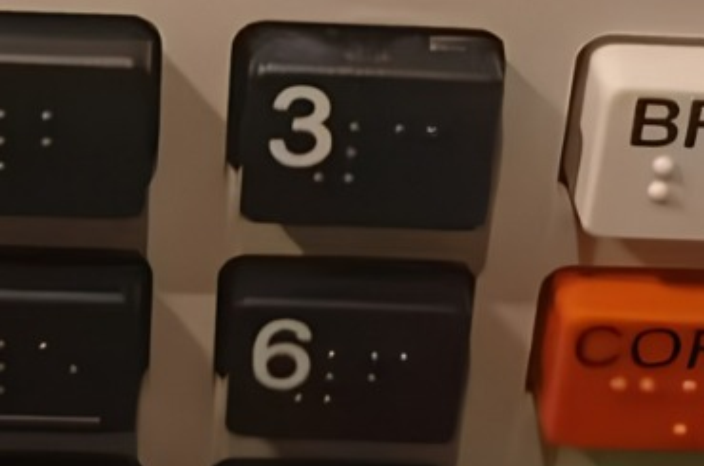 Urna eletrônica é substituída após suspeita de tecla “3” colada durante votação no RS