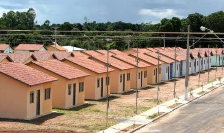 A poucos dias da eleição, prefeito inaugura pela terceira vez praça no Velho Chico I