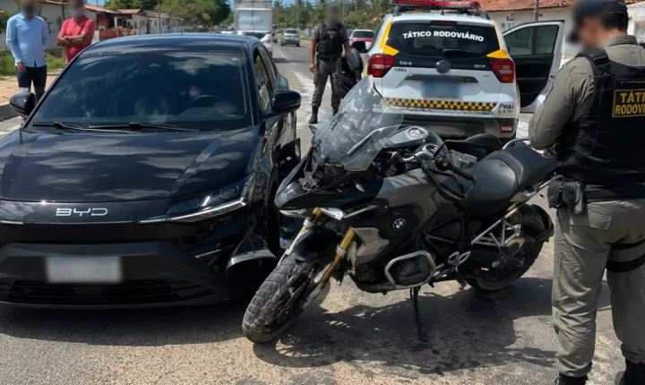 Acidente entre motocicleta BMW e veículo BYD é registrado em Piaçabuçu